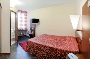 A bed or beds in a room at Antico Albergo Madonna