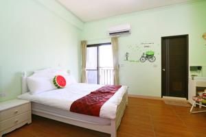 Un pat sau paturi într-o cameră la Birds Flower B&B