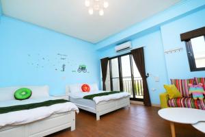 Un pat sau paturi într-o cameră la Birds Flower B&B