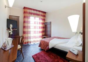 A bed or beds in a room at Antico Albergo Madonna