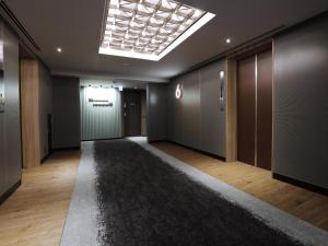 a hallway of an office building with a rug at THE KNOT TOKYO Shinjuku in Tokyo