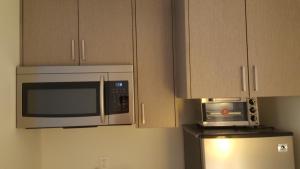 Een keuken of kitchenette bij Centennial Motel