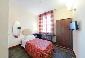 A television and/or entertainment centre at Antico Albergo Madonna