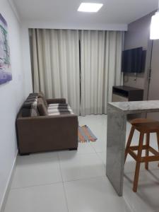 sala de estar con sofá y mesa en Açai Flat, en Natal