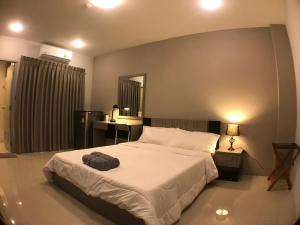 1 dormitorio con 1 cama blanca grande y escritorio en 28 Place en Bangkok