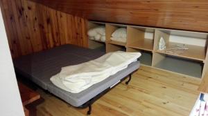 A bed or beds in a room at Duplex Apartment Right At The Ski Lift Tracks