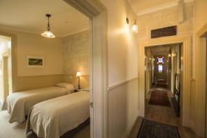 Un pat sau paturi într-o cameră la Waitaki Braids