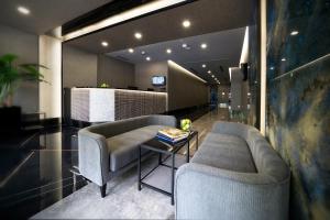 新加坡Hotel Classic by Venue的有两把椅子和一张桌子的客厅