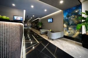 vestíbulo con sala de espera con sofá y TV en Hotel Classic by Venue en Singapur