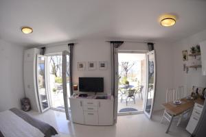 Televízia a/alebo spoločenská miestnosť v ubytovaní Apartment Lavanda Ruzmarin