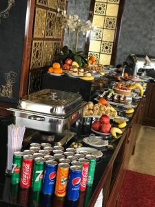 un buffet avec de la nourriture et des canettes de soda dans l'établissement Best Inn Erbil, à Erbil