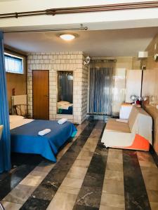 1 dormitorio con cama y sofá en Apartment Ivan, en Zadar