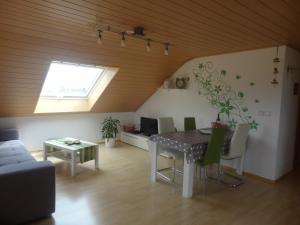 sala de estar con mesa y ventana en Ferienwohnung Ebersbach, en Günzburg