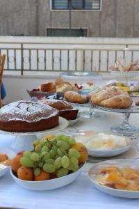 アレーツィオにあるVilla Cristina B&b Alezioの様々な種類のケーキやペストリーをトッピングしたテーブル