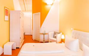 Postel nebo postele na pokoji v ubytování Landhaus Hotel Wolfratshausen