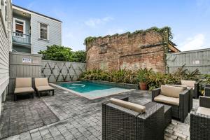 Πισίνα στο ή κοντά στο Spacious Loft-Style 3BR Townhouse by Hosteeva
