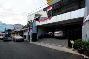 um parque de estacionamento com carros estacionados numa garagem em RedDoorz near Plaza Simpang Lima em Semarang