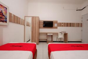 Letto o letti in una camera di RedDoorz near Plaza Simpang Lima