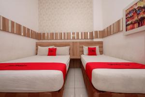Letto o letti in una camera di RedDoorz near Plaza Simpang Lima