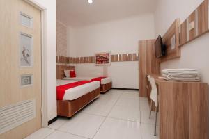 Letto o letti in una camera di RedDoorz near Plaza Simpang Lima