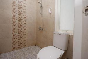un bagno con wc e doccia di RedDoorz near Plaza Simpang Lima a Semarang