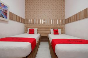 Letto o letti in una camera di RedDoorz near Plaza Simpang Lima