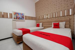 Letto o letti in una camera di RedDoorz near Plaza Simpang Lima