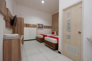 Letto o letti in una camera di RedDoorz near Plaza Simpang Lima