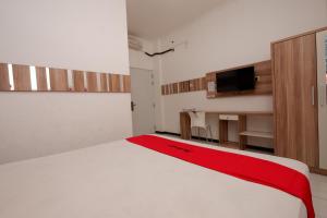 Letto o letti in una camera di RedDoorz near Plaza Simpang Lima