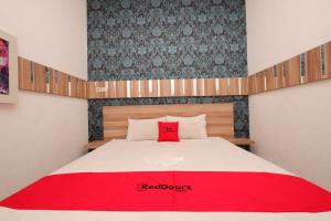 Letto o letti in una camera di RedDoorz near Plaza Simpang Lima