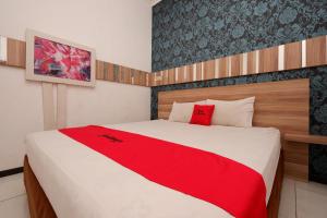 Letto o letti in una camera di RedDoorz near Plaza Simpang Lima