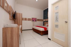 Letto o letti in una camera di RedDoorz near Plaza Simpang Lima