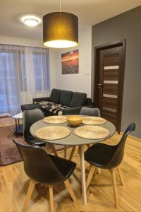 クリニツァ・ズドルイにあるApartament MARIAのリビングルーム(テーブル、椅子、ソファ付)