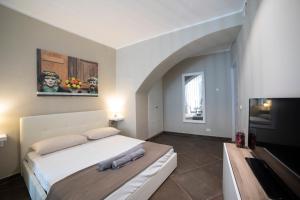 una camera da letto con un letto grande in una stanza di Katana suites apartments a Catania