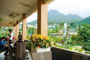 een lobby met een tafel met een bloemstuk erop bij Zamzam Hotel and Resort in Batu