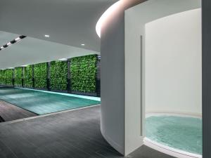A piscina em ou perto de The Murray, Hong Kong, a Niccolo Hotel