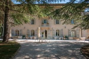 a building with tables and chairs in a courtyard at Tenuta del Fontino in Massa Marittima