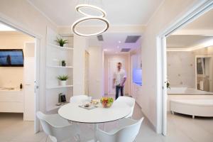 Posteľ alebo postele v izbe v ubytovaní White Suite & Apartments