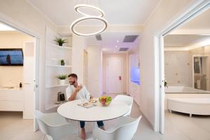 Televízia a/alebo spoločenská miestnosť v ubytovaní White Suite & Apartments
