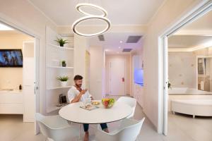 Televízia a/alebo spoločenská miestnosť v ubytovaní White Suite & Apartments