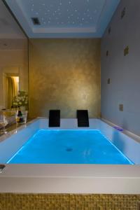 Bazén v ubytovaní White Suite & Apartments alebo v jeho blízkosti