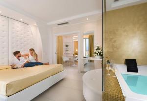 Posteľ alebo postele v izbe v ubytovaní White Suite & Apartments