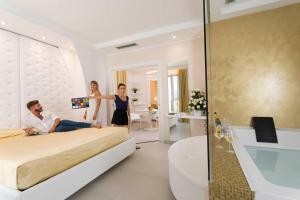 Posteľ alebo postele v izbe v ubytovaní White Suite & Apartments