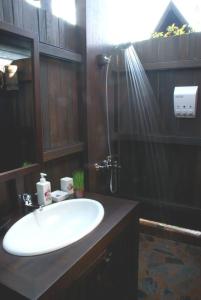 y baño con lavabo blanco y ducha. en Rai Saeng Arun en Rim Khong