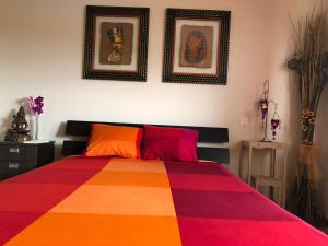 ロス・アンヘレス・デ・サン・ラファエルにあるSerenguetiのベッドルーム1室(カラフルな毛布付きのベッド1台付)