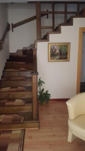 ヘーヴィーズにあるLázár Apartmanokのリビングルーム(階段、ソファ付)