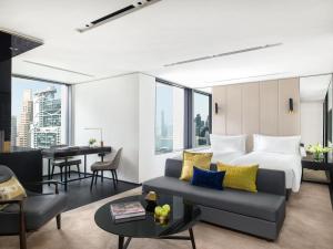 Uma área de estar em The Murray, Hong Kong, a Niccolo Hotel