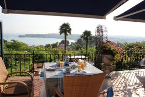 - une table sur un balcon avec vue sur l'eau dans l'établissement Villa Erresiñolettean, à Ciboure