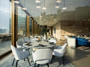 Uma área de estar em The Murray, Hong Kong, a Niccolo Hotel