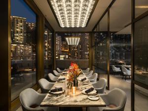 Uma área de estar em The Murray, Hong Kong, a Niccolo Hotel